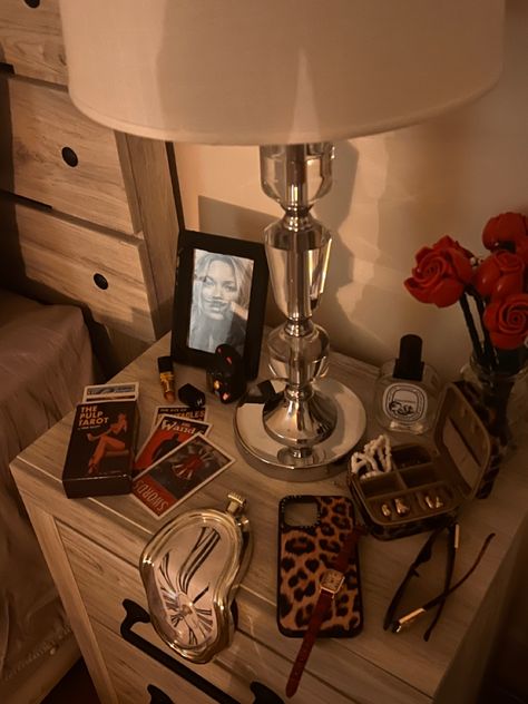 #aesthetic bedside table decor, bedside table inspo, room decor, bedroom ideas 2024 Glamorous Bedroom Aesthetic, Room Ideas Aesthetic Fashion, Night Stand Aesthetic Decor, Bougie Room Aesthetic, Model Aesthetic Room, Aesthetic Lighting Bedroom, Cool Girl Apartment Aesthetic, Old Room Decor Ideas, Nightstand Aesthetic Decor