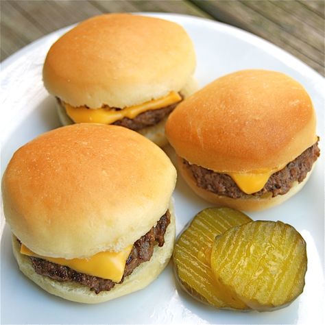 Small Burgers, Homemade Sliders, Mini Slider, Hamburger Sliders, Perfect Hamburger, Mini Bun, Baking Buns, Homemade Rolls, Buns Recipe