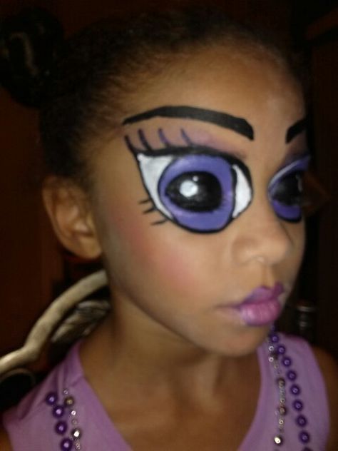 I did this. Big eyes makeup Big Eye Eyeliner, Big Eyeliner Makeup, Big Almond Eyes, Silly Makeup, Big Eyeliner, Cat Costume Makeup, Eyeliner For Big Eyes, Spider Lashes, Beady Eyes