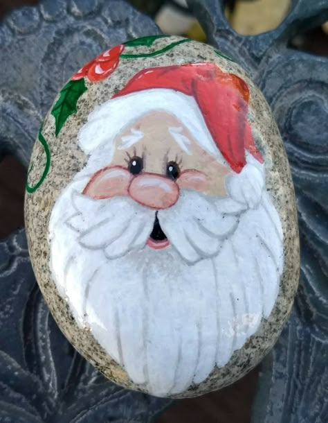 How To Paint Santa Eyes, Santa Rocks Painted, Santa Faces Painted On Rocks, Santa Painted Rocks, Santa Painted Rocks Ideas, Santa Stone Painting, Painted Santa Faces On Wood Ornament, Santa Claus Painted Stones, Diy Christmas Paintings