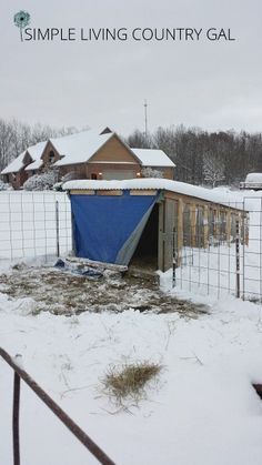 Abris simples et efficaces pour protéger les animaux durant l'hiver. Winter Shelter For Chickens, Lean To Goat Shelter, Winter Pig Shelter, Diy Goat Shelter Winter, Winter Goat Shelter, Goat Shelter Ideas Winter, Farm Projects For Kids, Goat Shelter Diy, Goat Shelter Ideas