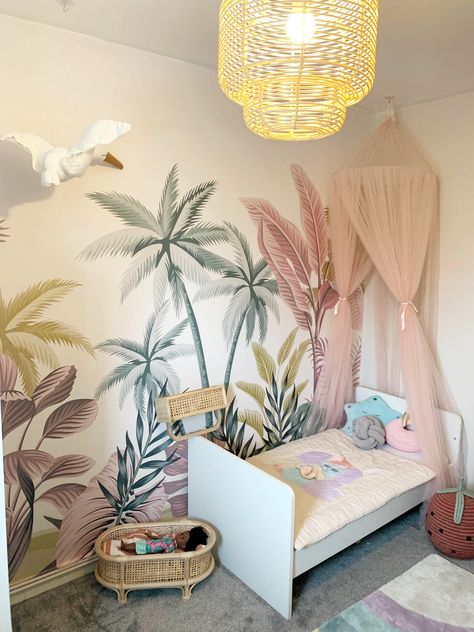 Forest Toddler Room, Girl Dinosaur Room, Hawaiian Bedroom Ideas, Kids Room For Two, Tropical Kids Room, Bali Vila, Rainforest Bedroom, Hawaiian Room, Bedroom Extension