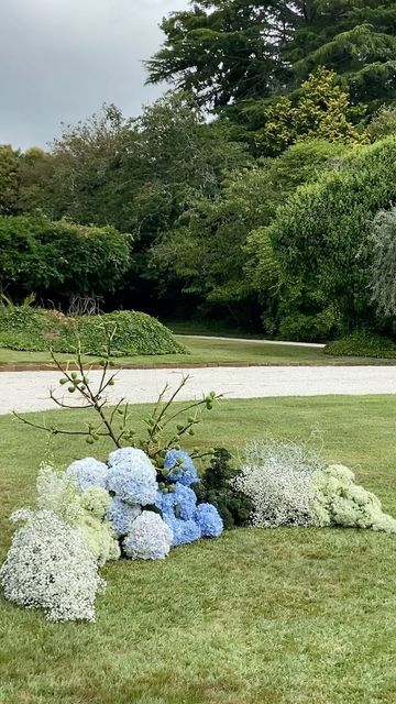 Wedding Bouquets Light Blue, White Green Blue Wedding Flowers, Kantara House, White And Blue Hydrangea, Green Hydrangea Wedding, Wedding Table Deco, Blue Hydrangea Bouquet, Blue Green Wedding, Wedding Flowers Hydrangea