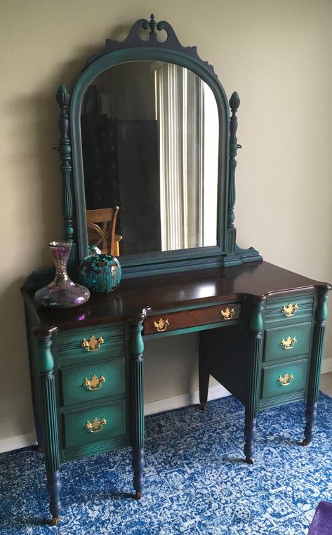 Vanity Color Ideas Paint, Vanity Refurbished Diy Painted Furniture, Vanity Refinishing Ideas, Green Furniture Flip, Restored Vanity Ideas, Diy Painted Vanity, Upcycle Vanity Table, Vanity Repurpose Ideas, Vanity Table Makeover