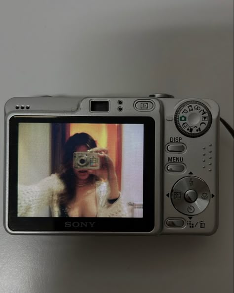 Digital Vintage Camera, Photo With Camera Ideas, Pictures With Digital Camera, Digital Camera Photoshoot Ideas, Digital Camera Pictures Ideas, Sony Digital Camera Aesthetic, Picture Camera Aesthetic, Digital Photo Aesthetic, Camera Screen Aesthetic