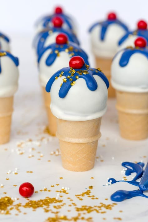 Fourth of July Ice Cream Cone Cake Pops | One of my favorite holidays of the year is almost here!  4th of July is coming so today I'm sharing a simple dessert recipe that will be the hit of your star spangled celebration:  Red White and Blue Ice Cream Cone Cake Pops! || JennyCookies.com Cupcakes Fourth Of July, 4th Of July Cake Pops Easy, Cake Pops Summer, Snow Cone Cake Pops, 4th Of July Bakery Ideas, Fourth Of July Baked Goods, 4th Of July Desserts For Kids, Fourth Of July Cake Pops, Summer Cake Pops