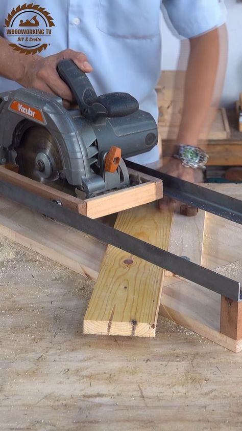 Circular Saw Guide Rail, Circular Saw Guide, Easy Woodworking Projects Diy, Modern Woodworking, Diy Tools Homemade, Diy Halloween Decor, Woodworking Ideas Table, Kraf Diy, Woodworking Plan