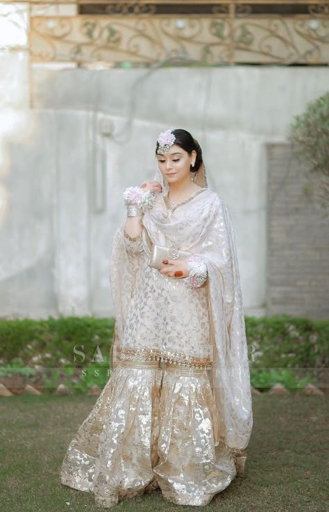 Simple Nikah Outfit Pakistani Bridal, Nikah Dress Pakistani Brides Simple, White Gharara Pakistani Nikkah, Barat Party Wear Dresses, Grara Dress Pakistani Simple, Garara Outfit, White Gharara, Pakistani Gharara, Nikah Dresses