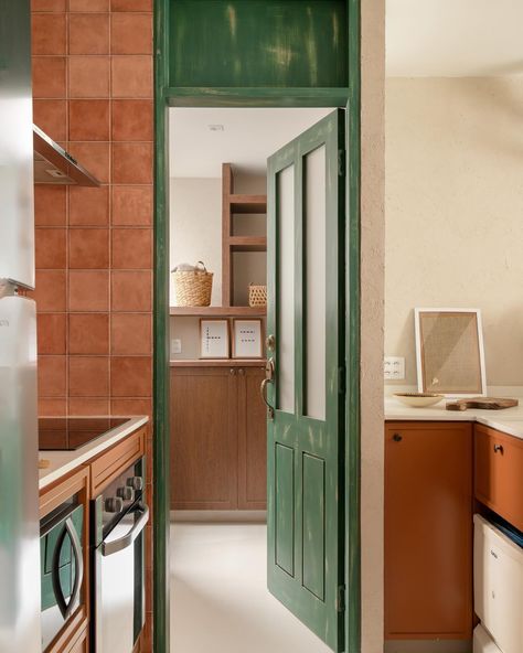 A leveza na integração dos espaços permite o uso conjunto de todos os ambientes e funções em um mesmo local. Com personalidade e muitas cores, utilizamos do terracota e o verde “fern frond” para trazer esse contraste com a textura usada em todo o apartamento. 📸 @liliamendel.fotografia Verde Jade, Fern Frond, Fern, Instagram A, On Instagram