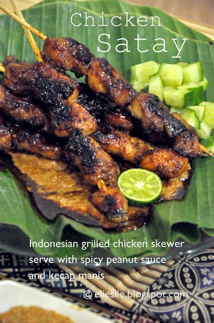 chicken satay Indonesian Food Recipes, Satay Sauce Recipe, Indonesian Chicken, Chicken Satay Skewers, Chicken Satay Recipe, Satay Recipe, Grilled Chicken Skewers, Sweet Potato Tacos, Kecap Manis