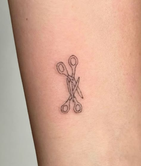 Scissors Lesbian Tattoo, Two Scissors Tattoo, Queer Tattoo Aesthetic, Sapphic Tattoo Ideas Minimalist, Mini Tattoos Black, Renee Rapp Inspired Tattoos, Lesbian Tattoo Aesthetic, Clairo Tattoos Ideas, Lesbian Symbol Tattoo