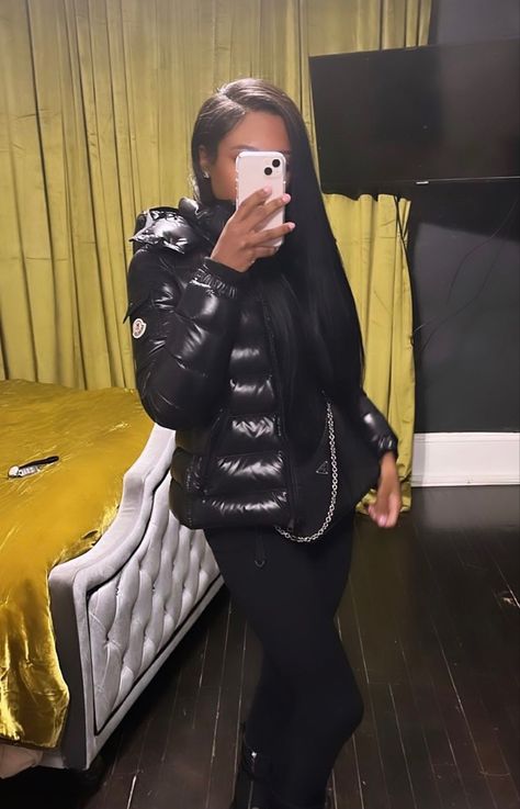 Cute Winter Outfits Puffy Jacket, Designer Puffer Jacket, Fly Winter Outfits Black Women, Baddie Outfits With Puffer Jackets, Winter Outfits Moncler Jacket, Moncler Jacket Women Outfit, Moncler Jacket Women Outfit Baddie, Puffer Jacket Mirror Selfie, Winter Inspo Outfits