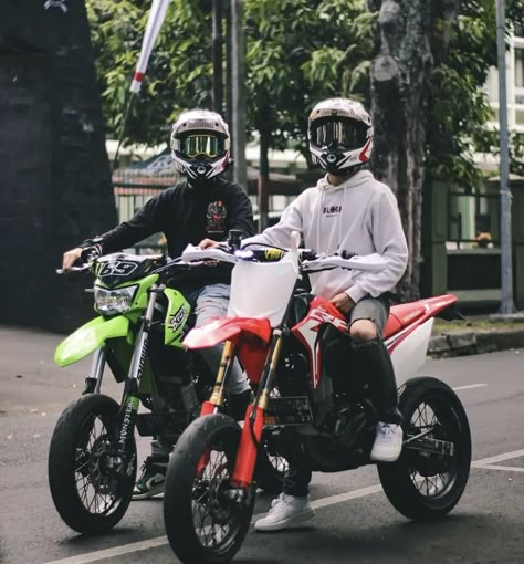 fotbar Honda Supermoto, Biker Boyfriend, Aesthetic Motorcycle, Motorcycle Guy, Motor Trail, Motorcycle Brands, Tracker Motorcycle, Hot Biker Guys, Biker Guys