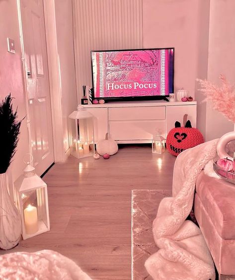 Pink Fall Room Aesthetic, Pink Fall Decor Bedroom, Pink Fall Room Decor, Pink Fall Bedroom Decor, Pink Fall Bedroom, Pink Halloween Room Decor, Pink Halloween Aesthetic Decor, Pink Halloween Bedroom, Barbie Bedroom Ideas