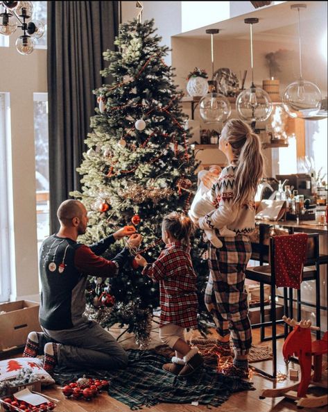 Family Christmas Astethic, New Year Family Photo Ideas At Home, Christmas Family Photos Aesthetic, I’m Home Family Christmas Photos, In Home Family Christmas Photos, New Year Photoshoot Ideas Family, Christmas Morning Aesthetic Family, Cozy Christmas Photoshoot Family, Christmas Family Aesthetic