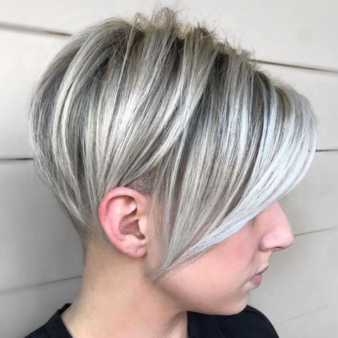 50 Pretty Ideas of Silver Highlights to Try ASAP - Hair Adviser Straight Hair Highlights, White Blonde Highlights, Pixie Haircut Ideas, Grey Highlights, Long Pixie Cuts, Silver Highlights, Silver Blonde, Long Pixie, Short Bob Haircuts