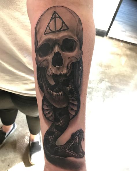 Harry Potter tattoo from a while ago Voldemort Tattoo, Dark Mark Tattoos, Harry Tattoos, Skull And Snake, Tatuagem Masculina Pequena, Skull Art Tattoo, Mark Tattoo, Snake Tattoo Design, Scary Tattoos