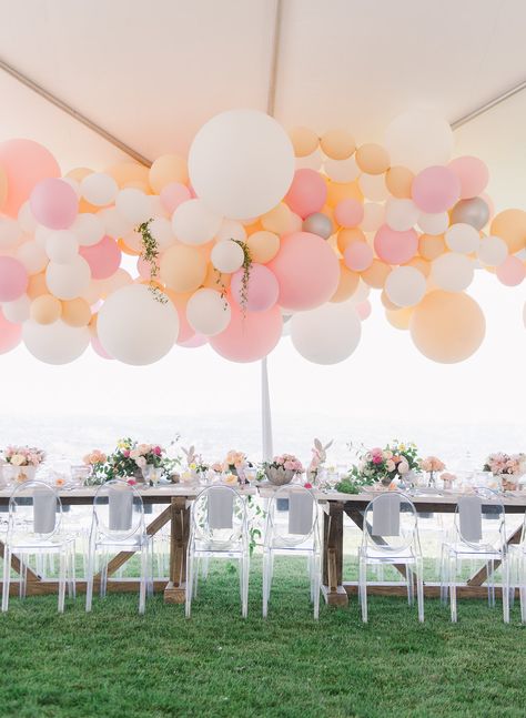 Dress up your outdoor tend with a balloon garland chandelier! Click-through to see more creative balloon ideas for your party or summer event. #partydecor #partyinspo #outdoortent #balloon #balloongarland Balloons In Tent Ceiling, Balloon Chandelier Party Ideas, Tent Balloon Garland, Balloon Tent Decorations, Balloons On Tent, Gazebo Balloon Decorations, Outdoor Tent Party Decorations, Balloon Garland On Tent, Tent Bridal Shower Outdoor