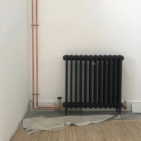 Exposed copper pipes Exposed Pipes Interior Design, Painting Radiators, Exposed Plumbing, Painted Radiator, Copper Pipes, Italian Farmhouse, Tiled Hallway, Cast Iron Radiators, Column Radiators