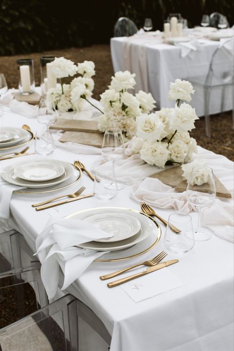 White Dinner Table, Wedding Dinner Table Setting, Lunch Table Settings, White Wedding Table Setting, Dinner Table Set Up, Wedding Plate Setting, Hire Style, Gold Table Setting, White Table Settings