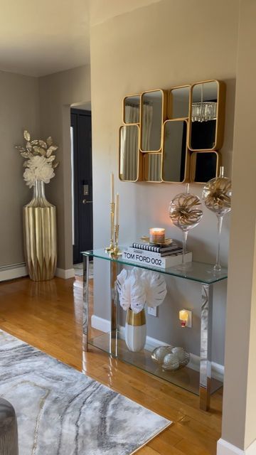 Glam Console Table Decor, Gold Console Table Decor, Hall Table Decor, Apartment Entrance Decor, Pretty Organization, Black Gold Decor, Console Table Decor, Productive Weekend, Gold Console Table