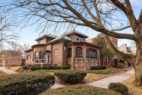 Chicago homes: Built in 1926, Rogers Park ‘bungalow mansion’ asks $685K - Curbed Chicago Brown Bungalow Exterior, Chicago Bungalow Interior, Rogers Park Chicago, Chicago Landscape, Chicago Bungalow, Chicago Homes, Bungalow Interior, Chicago House, Chicago Real Estate