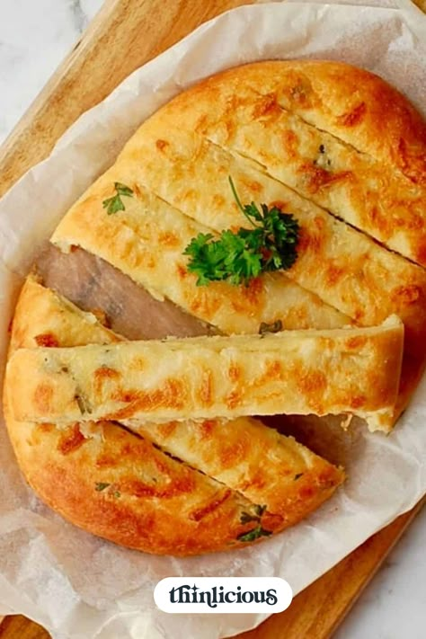 Cheesy Keto Garlic Bread - only 1.5g net carbs and naturally gluten free: The BEST cheesy keto garlic bread recipe ... only 1.5g net carbs per slice. Made with the famous mozzarella dough is a real crowd-pleaser at summer BBQ. Lowcarb Snacks, Keto Garlic Bread, Cheesy Bread Recipe, Fat Head Dough, Cheeseburger Pie, Keto Chaffle, Bread Substitute, Mozzarella Recipes, Crispy Cheese