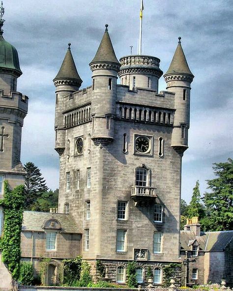 Castle Front Door, Epic Architecture, Tower Castle, Balmoral Castle, Castle Estate, Castle Pictures, Medieval Architecture, English Castles, Castle Mansion