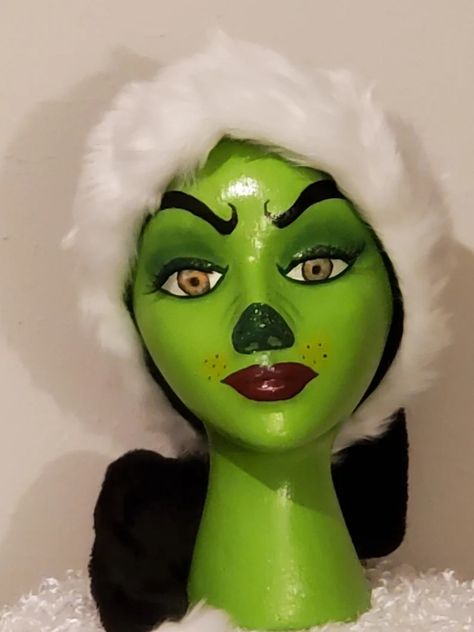 Head Gear Ideas, Christmas Mannequin Head, Mrs Grinch, Christmas Mannequin, Black Santa Hat, Painted Mannequin, Mannequin Decor, Mannequin Challenge, Styrofoam Head