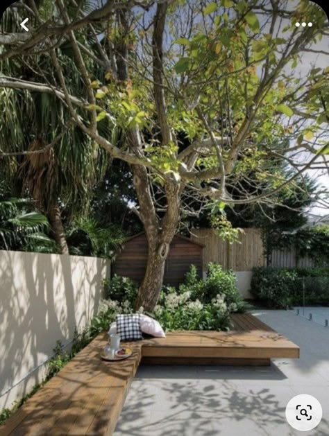 Small Patio Furniture, Backyard Seating, Diy Backyard Landscaping, Backyard Garden Design, Garden Seating, Wooden Bench, Courtyard Garden, Back Garden, Small Backyard Landscaping