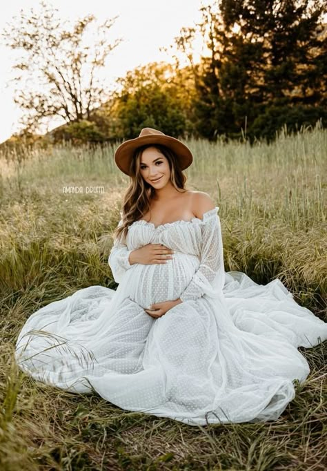 Pregnant Pictures Ideas Photo Shoots, Boho Maternity Dresses For Photoshoot, Outdoor Boho Maternity Shoot, Maternity Pictures Flowy Dress, Maternity Flowy Dress, Willow Tree Maternity Photos, Maternity Photography Flowy Dress, Maternity Inspo Photos, Maternity Photography Woman Only