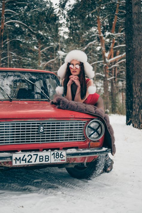 Christmas Car Photoshoot, Car Wash Girls, Car Modeling, Car Shoot, Christmas Shoot, Winter Photoshoot, Christmas Car, Model Inspo, Red Car