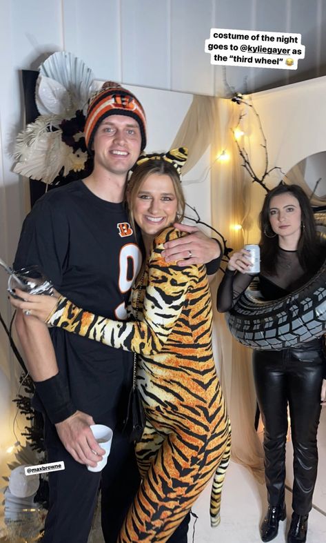 Third Wheel Halloween Costume Ideas, Third Wheel Costumes Halloween, Third Wheel Costumes, Third Wheel Halloween Costumes, Tiger Couple Costume, Tiger Diy Costume, Easy Tiger Costume, Cute Tiger Costume, Tiger Halloween Costume