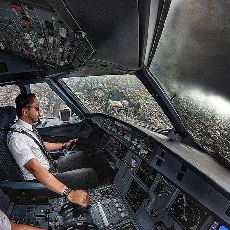 Nan Bread, Aircraft Cockpit, Emirates Airbus, Airplane Flight, Commercial Pilot, Airline Pilot, Private Pilot, Aircraft Interiors, Airplane Pilot