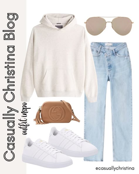 White Hoodie Black Jeans Outfit, White Hoodie Outfit Winter, White Sweatshirt Outfit Women, White Pullover Outfit Winter, Crewneck Sweatshirt Outfit Jeans, Cream Sweatshirt Outfit, White Crossbody Bag Outfit, White Sneakers Outfit Winter, Jeans And Sweatshirt Outfit