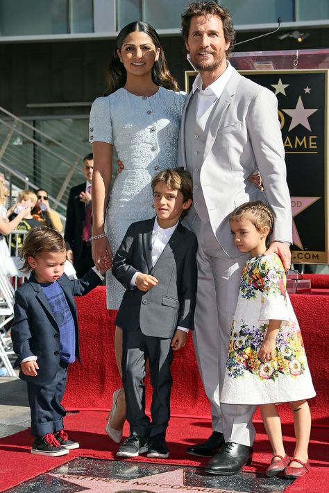 Matthew McConaughey w/wife Camilla and their 3 pretty kiddos! Matthew Mcconaughey Kids, Matthew Mcconaughey Family, Matthew Mcconaughey Shirtless, Matthew Mcconaughey Movies, Dazed And Confused Movie, Celebrity Families, Celebrity Moms, Celebrity Dads, Matthew Mcconaughey