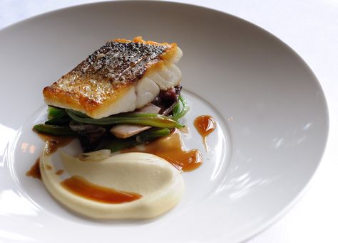 Escalope of wild sea bass with sautéed smoked bacon, red chicory, runner beans and red wine sauce Macdonald Food, Presentation Hacks, Smoked Bacon Recipes, Sea Bass Recipe, Bass Recipe, Food Specials, Sea Bass Recipes, Food Egg, Wild Sea