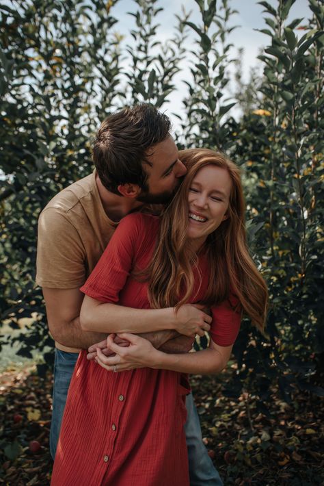 Fall Couple Pictures Apple Orchard, Apple Picking Poses Couple, Fall Couples Photoshoot Apple Orchard, Fall Apple Orchard Photo Shoot, Apple Orchard Proposal, Engagement Photos Apple Orchard, Apple Orchard Couples Photoshoot, Apple Picking Engagement Photos, Family Apple Orchard Pictures