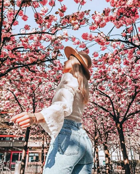 Pictures With Cherry Blossoms, Cherry Blossoms Pictures Photo Ideas, Photos With Cherry Blossoms, Cherry Blossom Picture Ideas, Poses With Cherry Blossoms, Cherry Blossom Pose Ideas, Spring Flowers Photoshoot, Blossom Tree Photoshoot, Cherry Blossom Portrait Photography