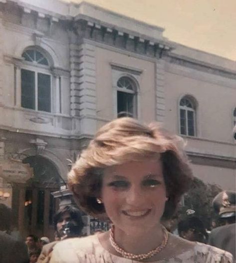 Princess Diana Hair, Princess Diana Dresses, Gala Gown, Princess Diana Family, Princess Diana Pictures, Celebrity Style Icons, Lady Diana Spencer, Diana Spencer, Princesa Diana