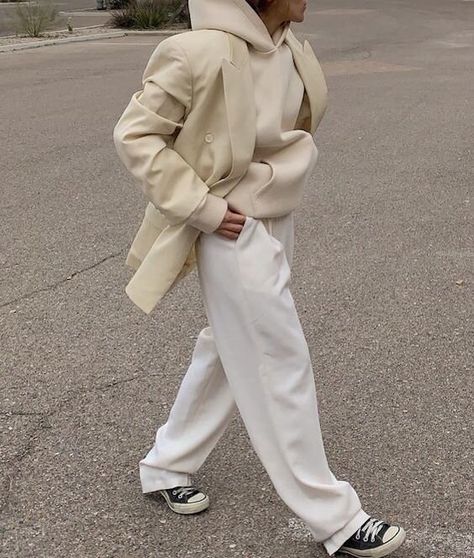 Image via Pinterest Minimal Stil, Minimalist Moda, Minimalist Fashion Women, Streetwear Mode, Beige Outfit, Swimwear Trends, Winter Trends, Mode Inspo, 가을 패션