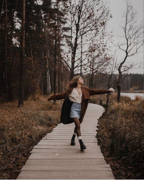 Fall Photoshoot Creative, Fall Photoshoot Aesthetic, Autumn Photoshoot Outfits, Autumn Portrait Photography, Fall Photoshoot Poses, Autumn Poses, Pose Tips, Website Design Photography, Outdoor Poses