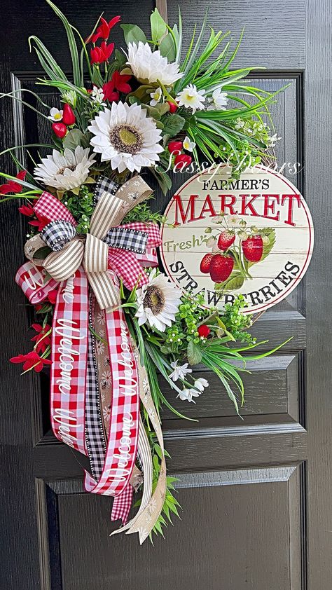 Strawberry Wreath, Fruit Wreath, Floral Door Wreaths, Summer Designs, Strawberry Decorations, Summer Front Door Wreath, Winter Wreaths, White Sunflowers, Wreath Front Door