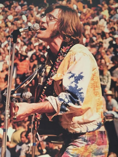 John Sebastian, founding member of The Loving Spoonful, wears tie-dye at Woodstock, 1969. View at Counter-Couture Exhibit, BAM thru 1-10-16 (Bellevue, WA) Woodstock 1969 Fashion, Woodstock 1969 Aesthetic, 70s Fashion Men Hippie, 70s Tie Dye, John Sebastian 60s, Woodstock 1969 Hippies, Woodstock Photography, Jimi Hendrix Woodstock 1969, Woodstock Fashion