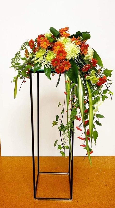 Altar Flowers Church, Flowers Arrangements Ideas, Yellow Flower Arrangements, Alter Flowers, Contemporary Flower Arrangements, Floral Art Arrangements, Easter Flower Arrangements, Altar Arrangement, Altar Flowers