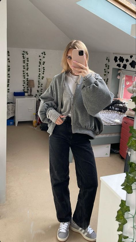 Gray Adidas Shoes Outfit, Adidas Grey Campus 00s Outfit, Grey Sneaker Outfits Women, Grey Campus Outfit, Campus 00s Grey Outfit, Adidas Campus 00s Outfit Grey, Outfit With Adidas Campus, Campus 00s Outfit Woman, Gray Sneaker Outfits Women