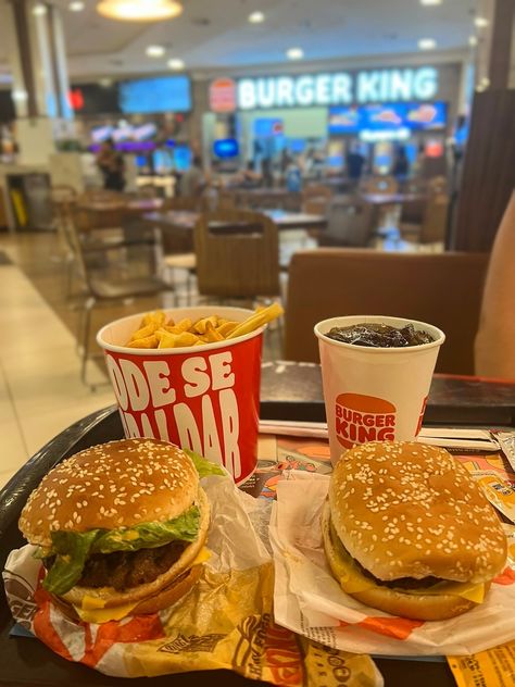 Japanese Fast Food, Trajes Kylie Jenner, Black Background Photography, Food Junk, Background Photography, Food Snapchat, Burger King, Insta Stories, Junk Food