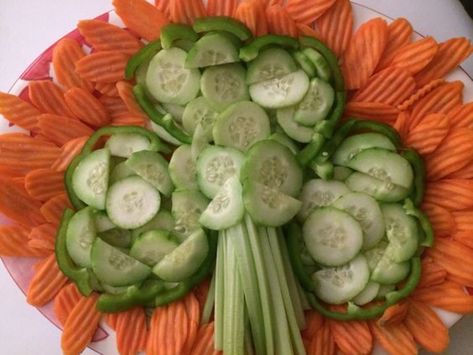 irish-flag-appetizers Shamrock Veggie Tray, Shamrock Appetizers, Green Appetizers, Irish Appetizers, St Patrick's Day Appetizers, St Patricks Food, Appetizer Board, Orange Food Coloring, Vegetable Tray