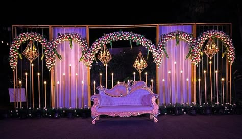 Reception Stage Decoration Backdrops, Simple Wedding Stage, Shadi Decoration, Wedding Bg, Door Flower Decoration, Flower Decoration For Ganpati, Stage Decoration Photos, Selfie Point, Leaf Decor Wedding