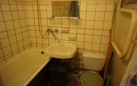 Bathroom Tiles Aesthetic, Dingy Bathroom Aesthetic, Creepy Bathroom Aesthetic, Background Reference Photo Room, Gloomy Bathroom, Russian Bathroom, Bathtub Reference, Bathtub Drawing, Bathroom Reference